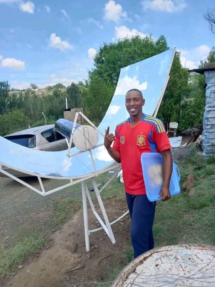 KatlegoMaseng1's tweet photo. Meet Karabo Motsamai from Maseru, Lesotho, the founder of Walker Solar Bakery. 

He uses renewable solar energy to bake fresh bread and scones.

Creativity at its best…👏🏾🌍💚 https://t.co/li2XpTgdCd