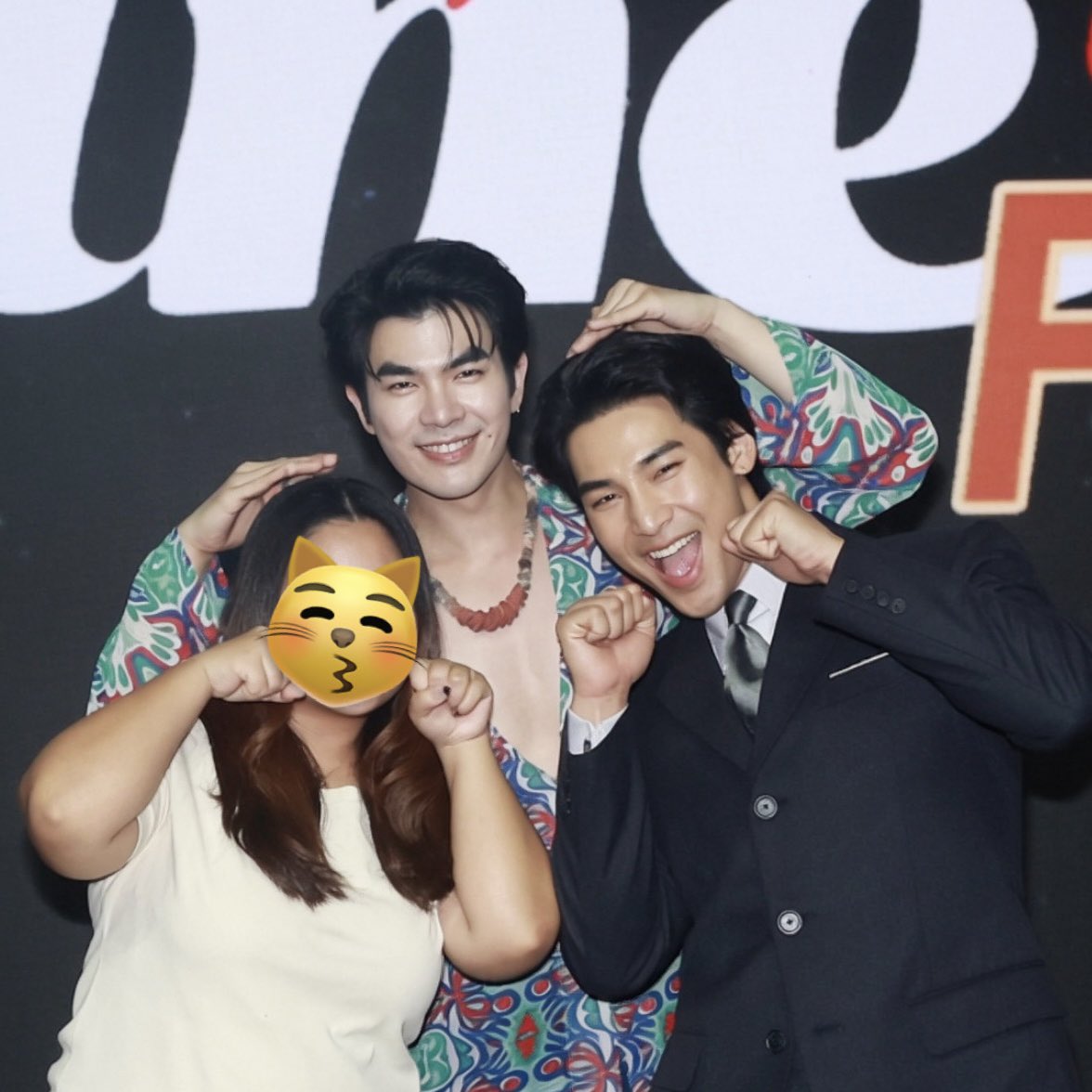 bestboyapo's tweet photo. ช็อตที่อยากได้                          ซ็อตที่ได้

ไม่เป็นไร น่ารักเหมือนกัน><
#ShineHKFancon
#aponattawin #milephakphum https://t.co/r1jtYx66fy