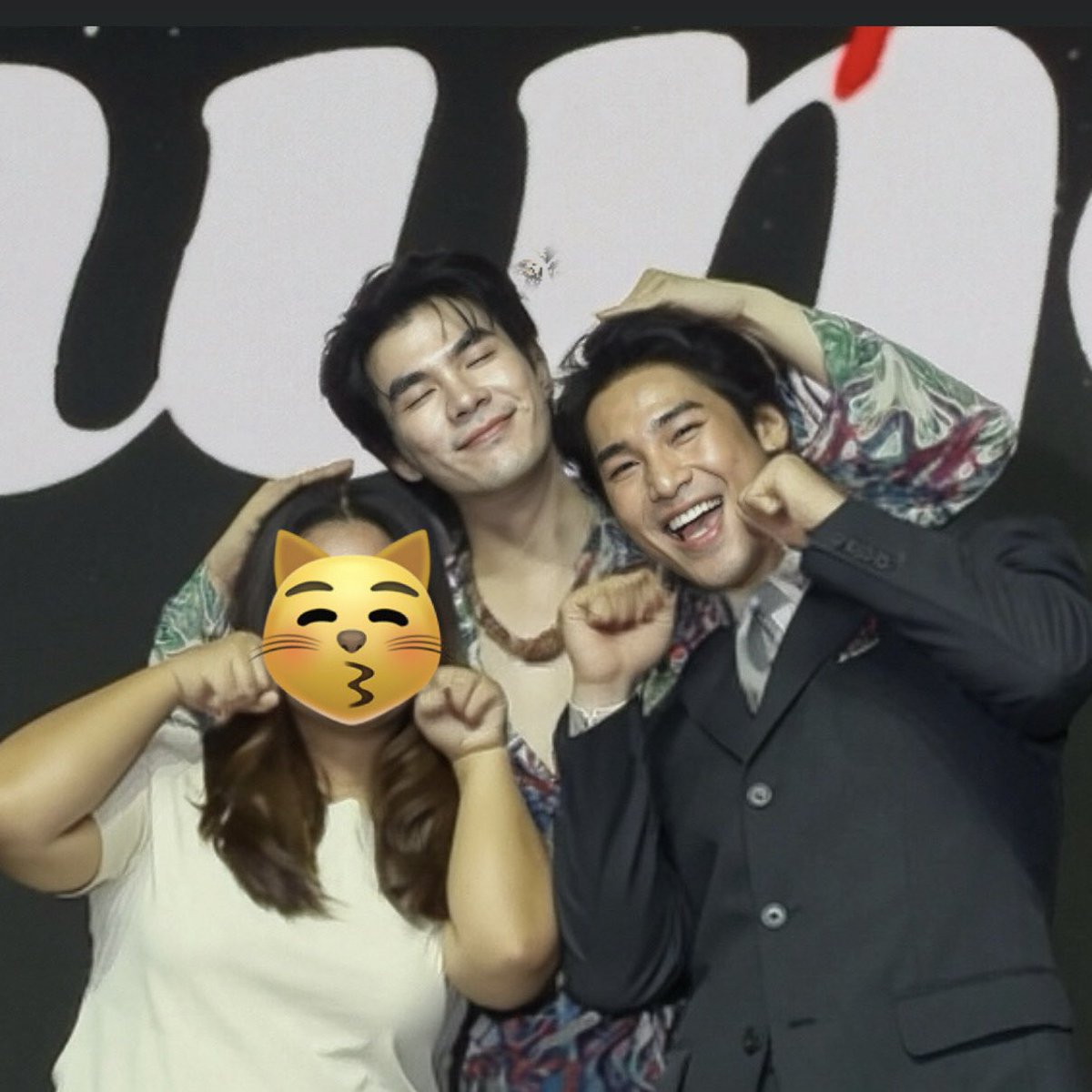 bestboyapo's tweet photo. ช็อตที่อยากได้                          ซ็อตที่ได้

ไม่เป็นไร น่ารักเหมือนกัน><
#ShineHKFancon
#aponattawin #milephakphum https://t.co/r1jtYx66fy