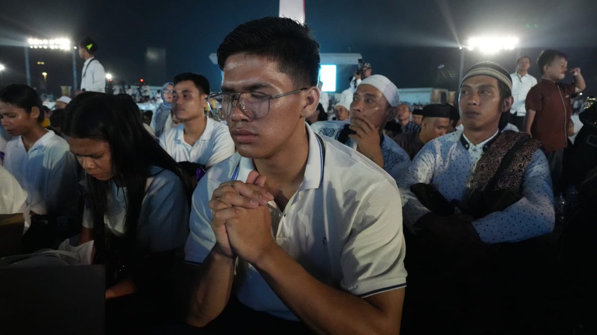 Kemenag_RI's tweet photo. 17/17 Terima kasih kepada seluruh umat, tokoh agama, petugas, relawan, &amp; semua yang ikut hadirkan doa serta harapan baik untuk Indonesia. 🇮🇩

#HUT81RI, mari terus bersyukur dan jaga negeri ini.

#BersyukurKemerdekaan #DoaZikirMonas #BangkitDalamHarapan #IndonesiaPadaJalurTepat https://t.co/RY05dVklMj