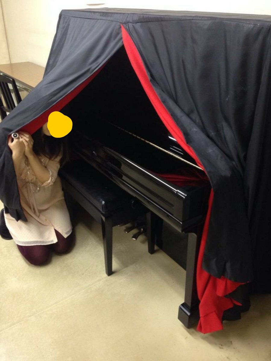 oolong_tea1990's tweet photo. ピアノカバーの拾い画像。

#ピアノカバー #マント #ナイロン #赤黒 https://t.co/zQEBhITs6x