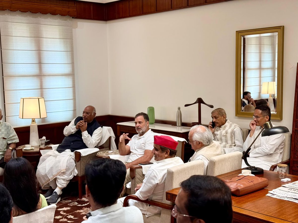 INCIndia's tweet photo. INDIA bloc leaders met in the chamber of Congress President &amp; Rajya Sabha LoP Shri @kharge. 

LoP Shri @RahulGandhi was also present.

📍 New Delhi https://t.co/n9bDWDA59N