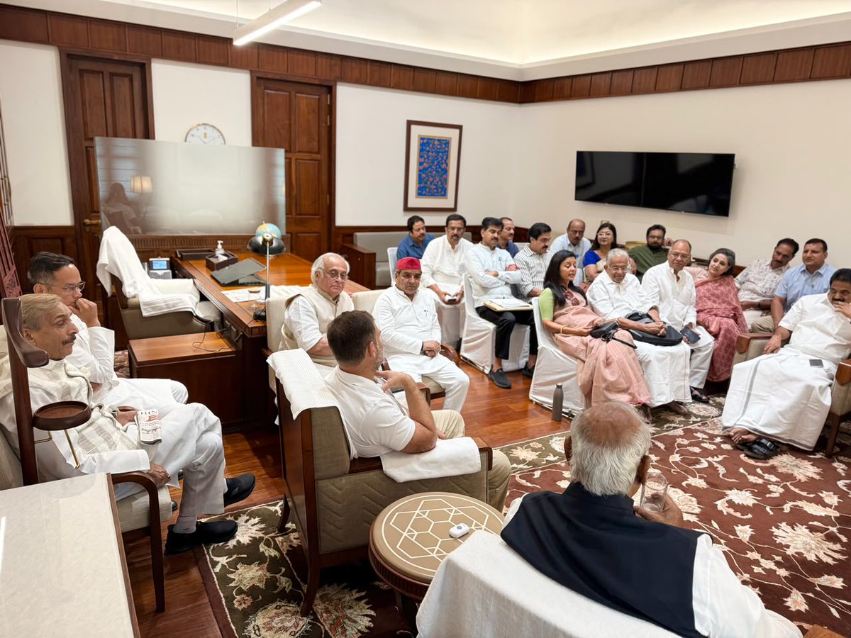 INCIndia's tweet photo. INDIA bloc leaders met in the chamber of Congress President &amp; Rajya Sabha LoP Shri @kharge. 

LoP Shri @RahulGandhi was also present.

📍 New Delhi https://t.co/n9bDWDA59N
