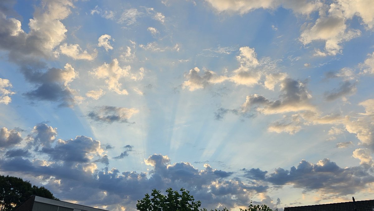 Motormiss's tweet photo. Wat een mooie zonnestralen zie ik daar achter de wolken uitkomen zojuist. Net een kindertekening toch zo 🌤
#zonnestralen #bewolking #mooieluchten #Andel #Altena https://t.co/skfYBZFVgO