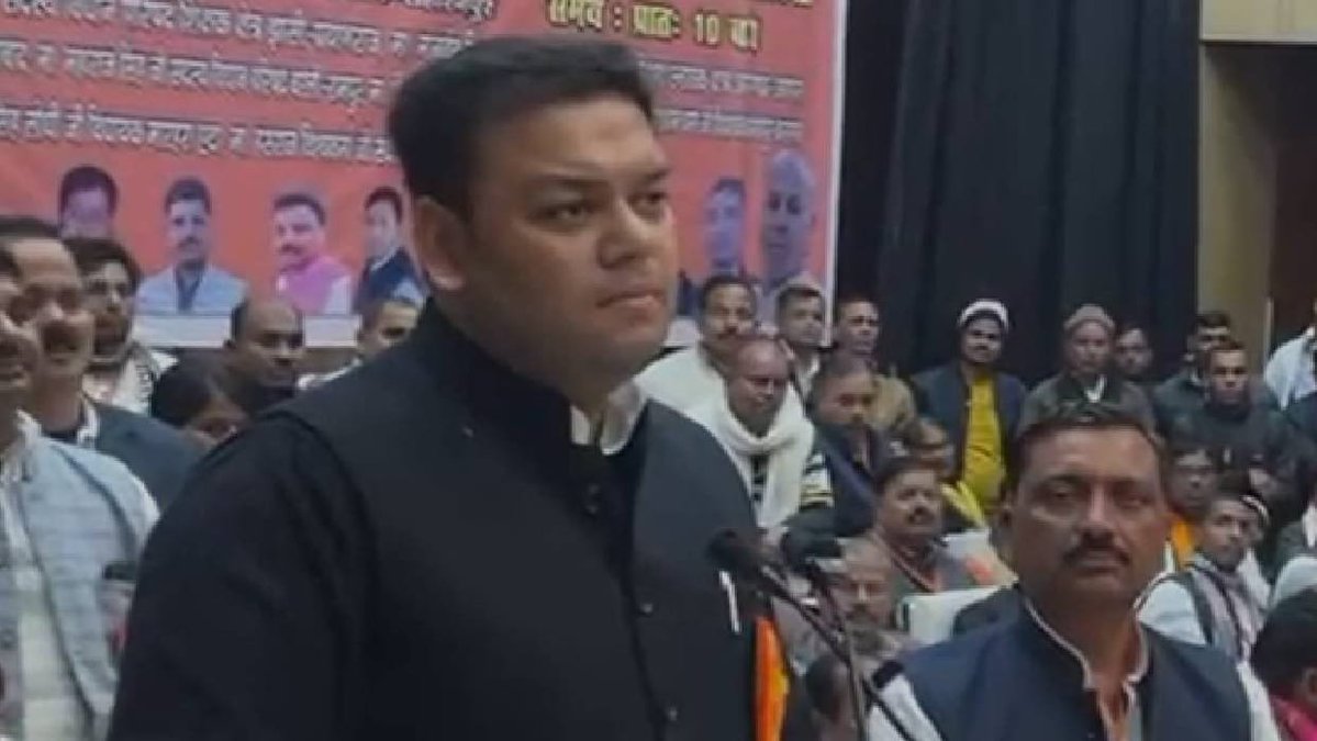 VoiceSuren_X's tweet photo. सवाल प्राथमिक शिक्षक भर्ती का पूछा जाता है, लेकिन जवाब चुनावी राजनीति का दिया जाता है।
@thisissanjubjp
संदीप सिंह जी, अभ्यर्थी यह नहीं पूछ रहे कि अखिलेश यादव ने क्या किया या क्या नहीं किया।

युवाओं का सीधा सवाल है—
8 वर्षों से प्राथमिक शिक्षक भर्ती क्यों नहीं हुई?
संयुक्त विज्ञापन कब जारी होगा?

राजनीतिक आरोप-प्रत्यारोप बाद में भी हो सकते हैं, लेकिन लाखों युवाओं के भविष्य का जवाब आज चाहिए।

#UP_एक_लाख_शिक्षक_भर्ती
#UPPRT_संयुक्त_विज्ञापन_दो
