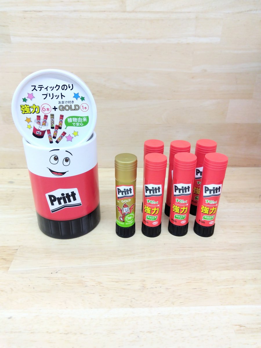 InkFuji's tweet photo. #プラス さんの限定品
「#Pritt　スペシャルパック」

おなじみの強力 #スティックのり。

通常タイプ6本と、
特別デザイン(ゴールド)1本のセットです✨️

付属の紙製ケースには、元気な笑顔が😊
小物入れに使っても楽しそうですね！

普段使いはもちろん、夏休みの宿題にもどうぞ☀

#インク富士店 https://t.co/U0W3ZbiqkL