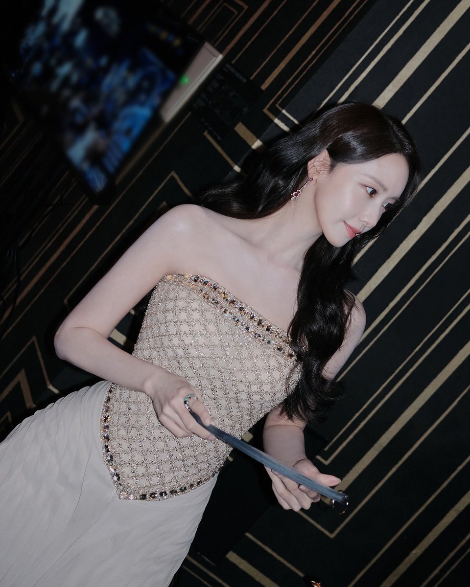 yeppeoyoona's tweet photo. Yoongphrodite living up to her name once again. Absolute perfection 👑✨

#LimYoonA #임윤아 #YoonA #윤아 https://t.co/BJcDkXk5db