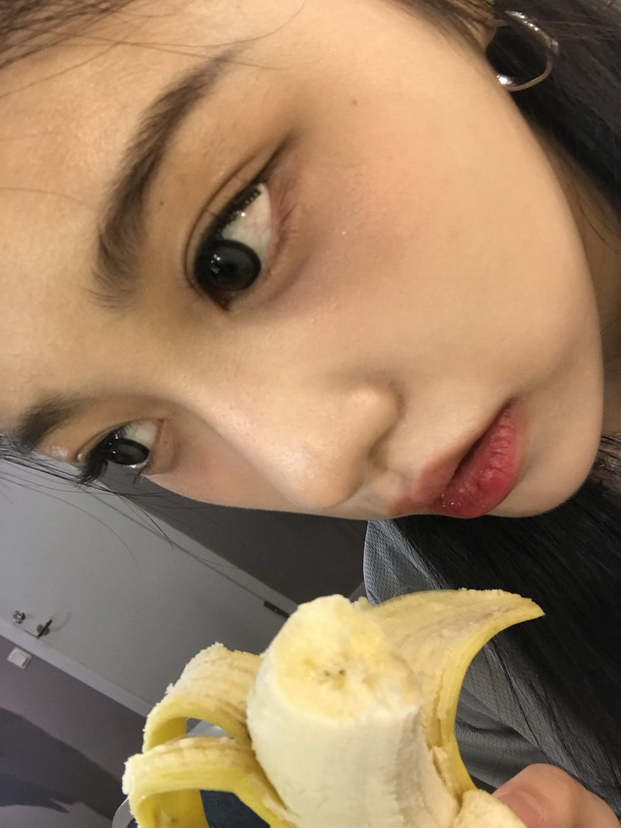 sparklingrose_7's tweet photo. 예린끼끼 볼 사람🐵🍌 https://t.co/WDUQfbxFHg