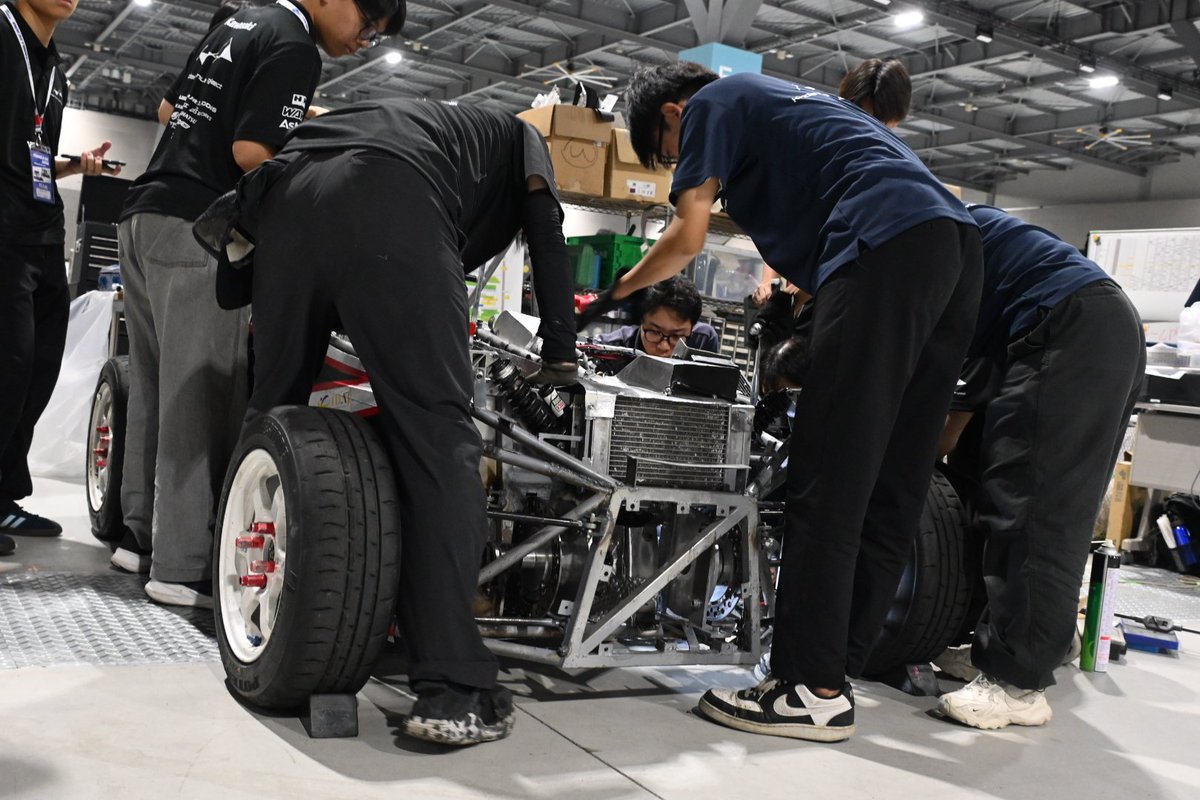 kindaiformula's tweet photo. 学生フォーミュラ2026 日本大会 DAY2です
明日の車検に備えて整備しています

#学生フォーミュラ  #近大 https://t.co/4SDQP3PS9X