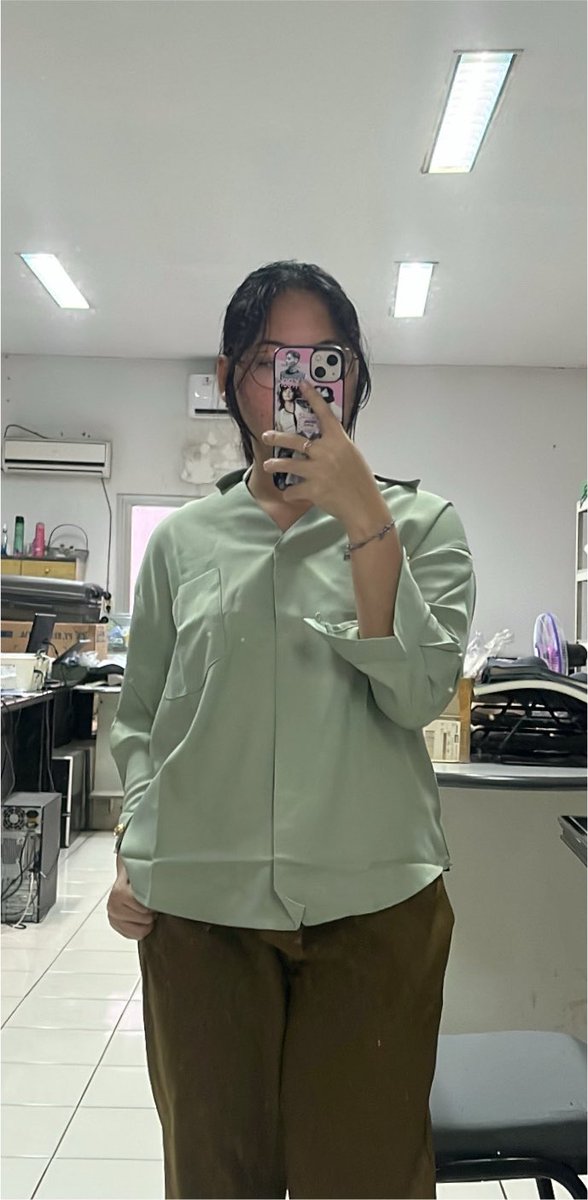 ilenoirr's tweet photo. lu semua harus tau 😭😭😭😭 gue hari ini merasa oke banget dengan outfit kerja gue tp kepikiran ini mirip apa yaa GUE BARU INGET MIRIP IKAN SPONGEBOB 😭😭😭😭😭😭 https://t.co/pbBBJ6jFFR
