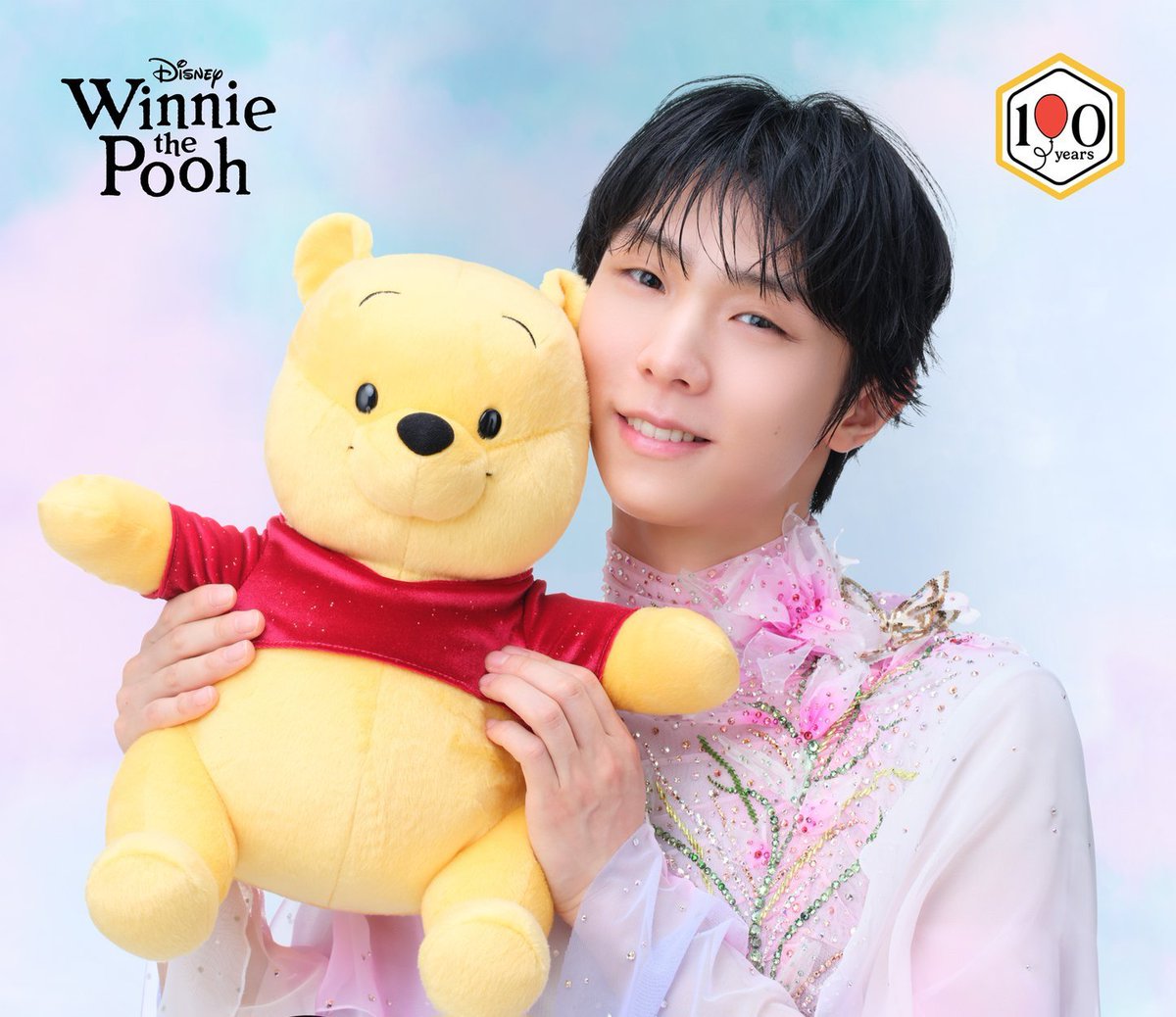 Ema_onlyyuzu's tweet photo. Can't get over this photo 🥹💛 Yuzu and Pooh together are just the cutest thing ever 🤧🤧🤧

#YuzuruHanyu #羽生結弦
#くまのプーさん原作デビュー100周年 https://t.co/dh3tkbFbli
