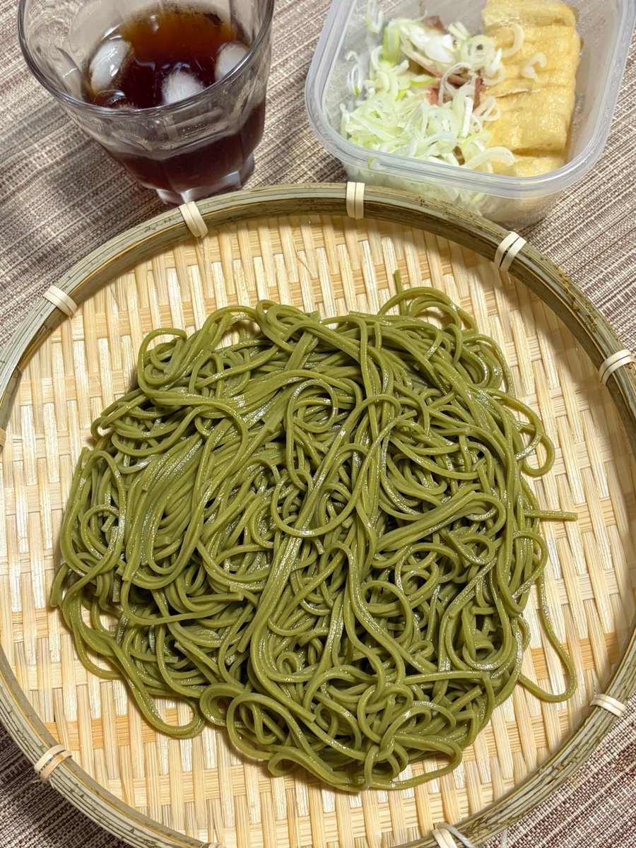 eatta's tweet photo. あら？？？
　どうした…？？？

東京、現在25.4℃  77％
湿気はあるけど、涼しいぞ

それでも涼麺を食いたい！！！
　　　で、昼は “茶蕎麦” https://t.co/U2gGy9CBS8