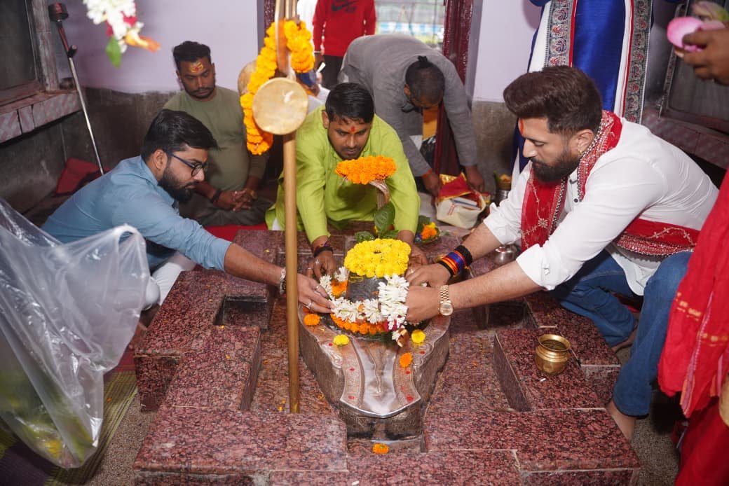 igauravljp's tweet photo. ॐ त्र्यम्बकं यजामहे सुगन्धिं पुष्टिवर्धनम्।
उर्वारुकमिव बन्धनान् मृत्योर्मुक्षीय माऽमृतात्॥

भगवान शिव की भक्ति एवं आराधना को समर्पित पावन श्रावण मास के प्रथम सोमवार के अवसर पर सभी देशवासियों को हार्दिक शुभकामनाएं! https://t.co/GsRqF43P5I