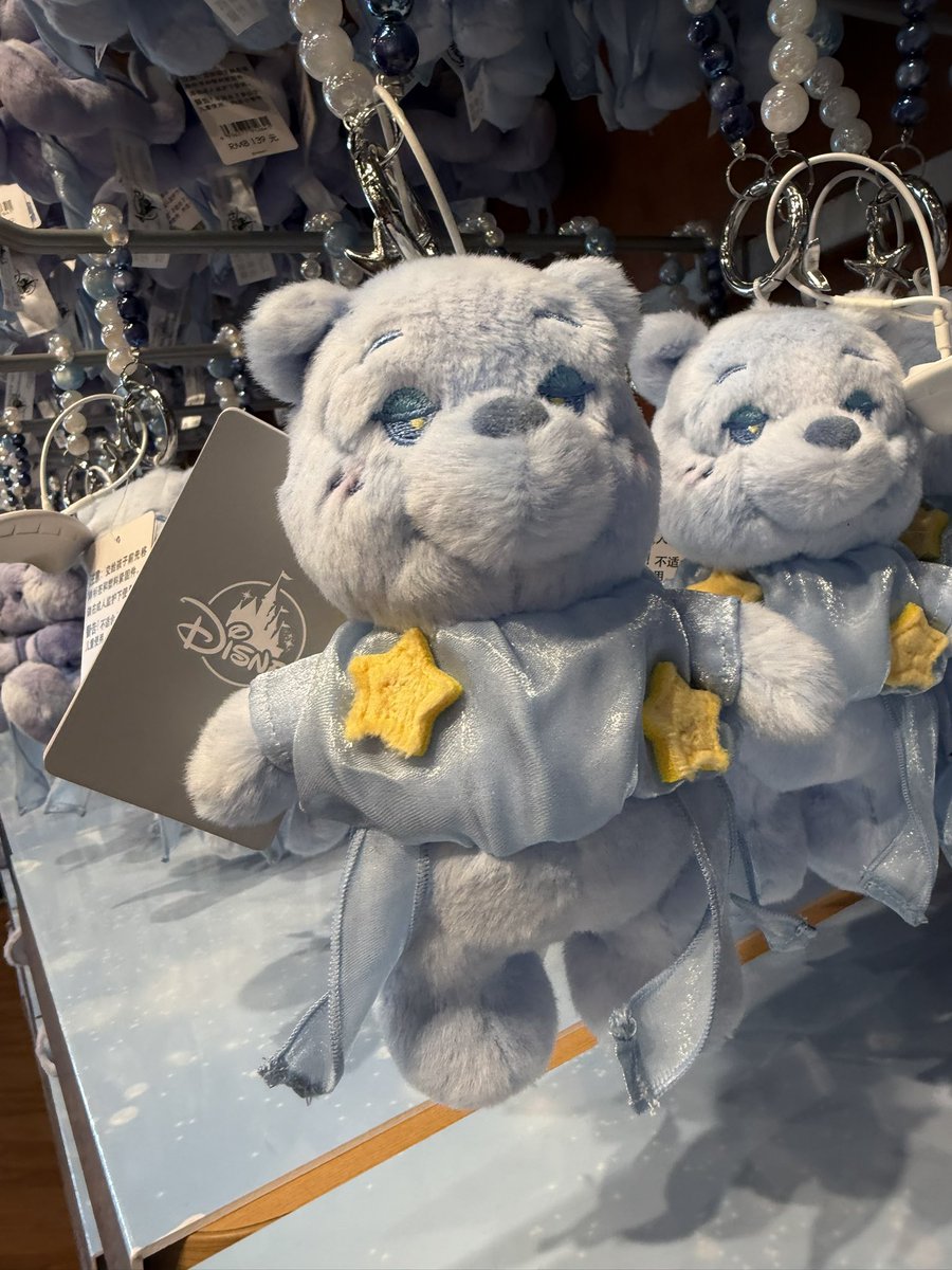 A_clond's tweet photo. 趁着午饭时间顺便又又又又去 Disney，又又又又买了一只👨‍🍳プーさん 🤩☺️

一只疑似“中毒”的プーさん 没把我笑死，哈哈哈哈哈

♡ 羽生結弦 +♡プーさん =♡²

#羽生結弦 #くまのプーさん #SHOWEROFHEART #100周年コラボ
@YUZURUofficial_ https://t.co/umPEyOoHSx