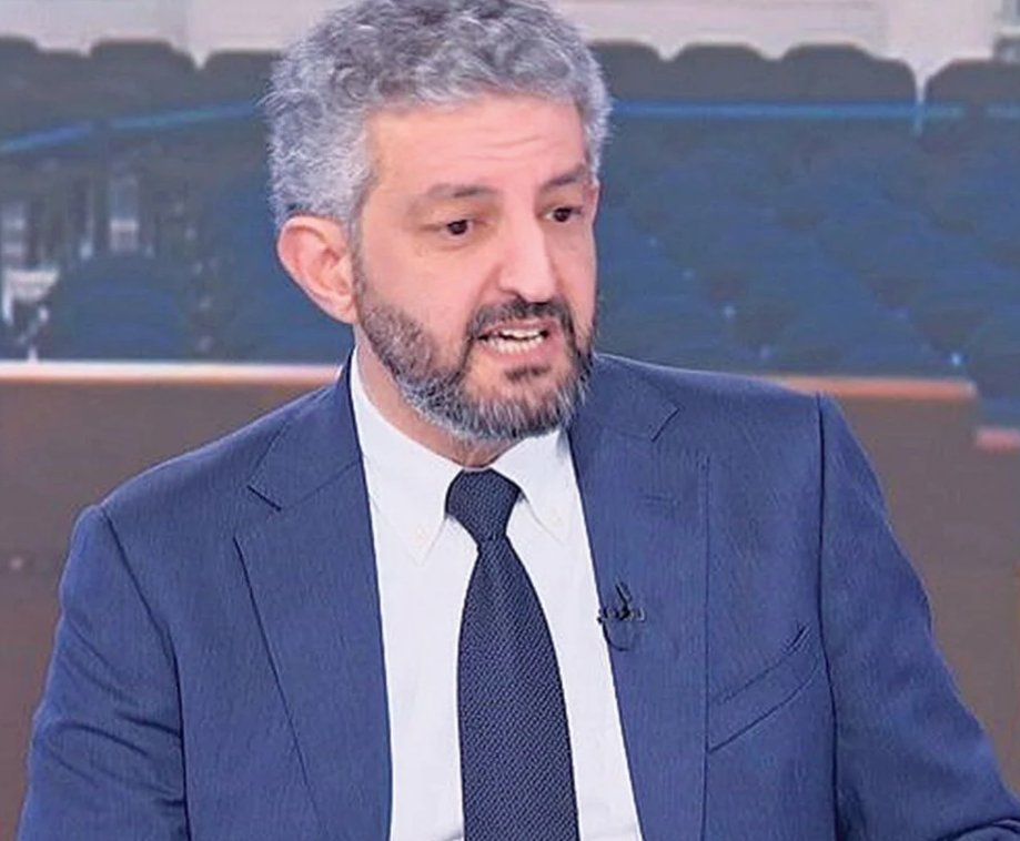 RXRqdEgogik2Z9P's tweet photo. Προκλητική ευνοιοκρατία και «πάρτι» χιλιάδων ευρώ στις Βρυξέλλες εις βάρος κάθε έννοιας αξιοκρατίας!

Η Αντιεισαγγελέας Εφετών, Αικατερίνη Πετούμενου, κατάφερε «ως εκ θαύματος» να παραμερίσει ικανότερους συναδέλφους της με ανώτερα ακαδημαϊκά προσόντα, αφού ανασύρθηκε προκλητικά από τα βάθη της επετηρίδας για να αποσπαστεί στη Μόνιμη Ελληνική Αντιπροσωπία (ΜΕΑ) στις Βρυξέλλες. 
Το σκανδαλώδες της υπόθεσης επισφραγίζεται από τις εξωπραγματικές οικονομικές απολαβές της: μόνο για επίδομα αλλοδαπής —επιπλέον του μισθού της— θα τσεπώσει το αστρονομικό ποσό των 183.325,83 ευρώ για το διάστημα 2025-2028.
Η επιλογή αυτή γεννά έντονη δυσοσμία και βάσιμους συνειρμούς για υπόγειες συναλλαγές. Η κ. Πετούμενου τυγχάνει να είναι πρώην σύζυγος του αντιπροέδρου της Ένωσης Δικαστών και Εισαγγελέων (ΕνΔΕ), Χαράλαμπου Σεβαστίδη, και νύφη του προέδρου της, Χριστόφορου Σεβαστίδη. 
Η ηγετική αυτή ομάδα της ΕνΔΕ, η οποία τον τελευταίο καιρό λειτουργεί ως άτυπο γραφείο Τύπου της κυβέρνησης στηρίζοντας το κυβερνητικό αφήγημα για το έγκλημα των Τεμπών, φαίνεται πως εξαργυρώνει τη «συμμόρφωσή» της με προκλητικά οικογενειακά προνόμια.