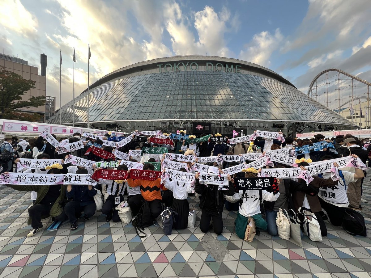 bavoooo15's tweet photo. こちら参加させていただきました！
2022年11月ぶりの集合写真（添付画像参照）で、細く長くオタク続けて来てよかったなと思っております。
 分かりやすいタオル作ってくれて運営ほんまありがとう https://t.co/1qSRKhX1nJ