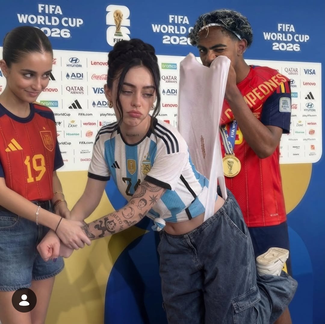 daddy9939's tweet photo. Love triangle? More like a football triangle. ⚽😂 https://t.co/Coy7sdcoJH