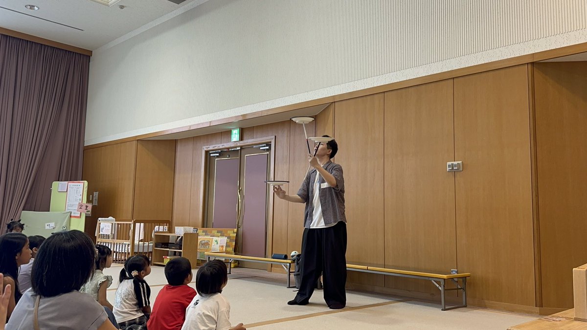 husm_magic's tweet photo. こんにちは！浜松医科大学奇術部です🪄
本日8/3、引佐こども広場様からご依頼をいただき、引佐恊働センターでパフォーマンスを披露してきました！
お子さんたちにたくさん楽しんでいただき、とても嬉しかったです🥰
引佐こども広場様、ありがとうございま
した！
新入生もどんどん上���になっています✨ https://t.co/je0nMsJiY2