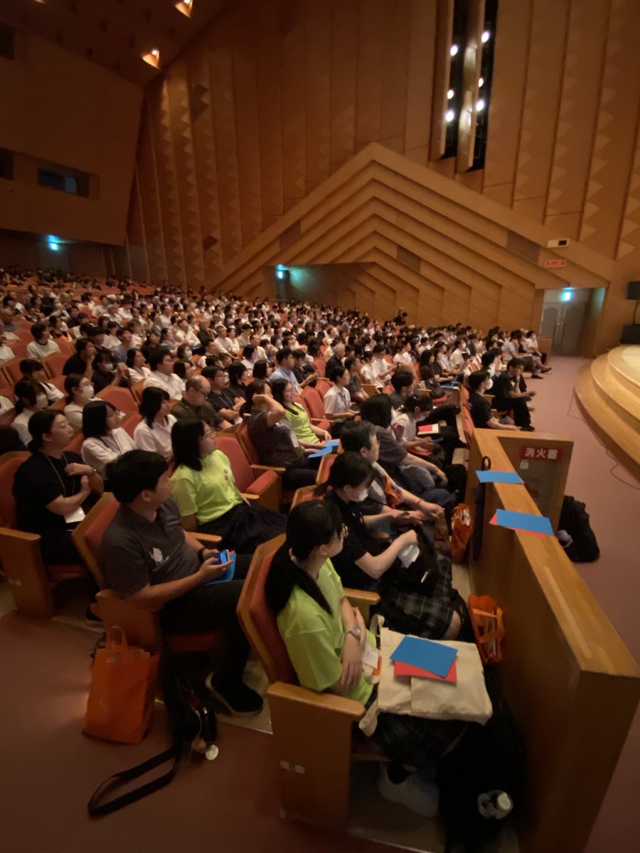 kusunoki_jrba's tweet photo. 7月31日、「あきた総文2026」文芸部会の全体交流会で行われた「詩のボクシング」に感動しました。

紙の上の言葉は、声と身体を通して空間に立ち上がり、その場にいた全員が同じ時間を身体感覚で共有します。

生成AIは身体がない。だからこそ「詩のボクシング」は益々大切になると実感しました。 https://t.co/Q4nTkw6gGJ