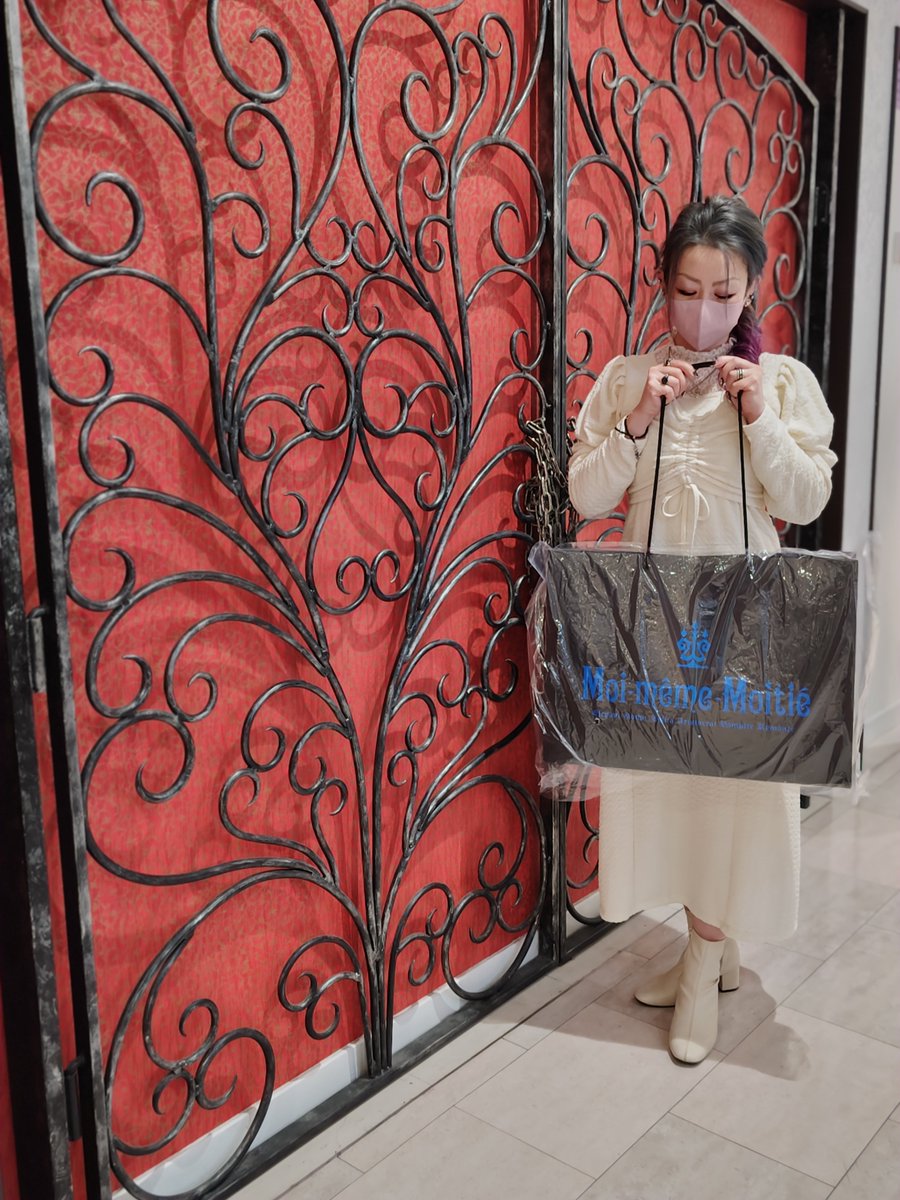 yoruruuuuuun's tweet photo. KERショ閉店の断末魔が凄い。

取り敢えず、モワティエの門とショーケースは
Mana様がもちかえるのかな？

大事に保管してまたお披露目の時を亡霊となり待ち続けます。

世話なったキャストさん会える時間作れるかな？🤔
#moitie27th https://t.co/YZ7hVeBsnU