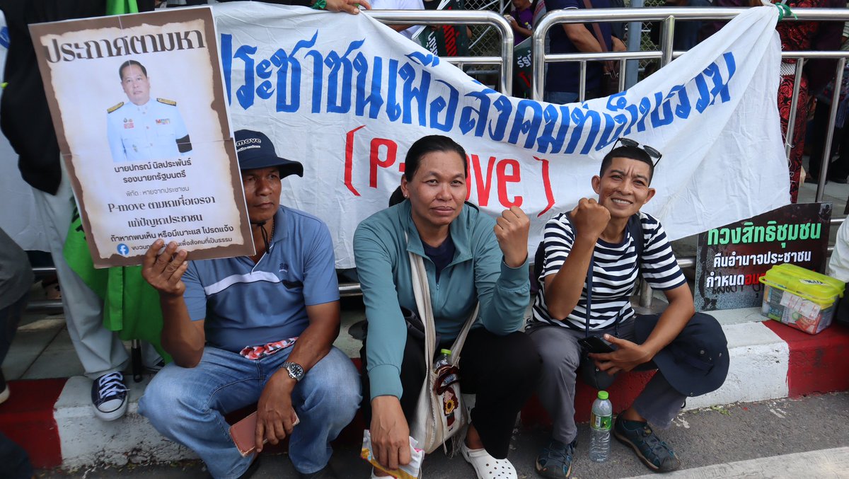 newinreallife's tweet photo. #พีมูฟ ดาวกระจายหลายทาง สหพันธ์เกษตรกรภาคใต้ (สกต.) ประชิดทำเนียบฯ สหพันธ์เกษตรกรภาคเหนือ (สกน.) สมัชชาชุมชนคนอยู่กับป่า นั่งรถไฟมาสมทบจากเชียงใหม่ สลัมสี่ภาคปักหลักอยู่ใน กพร เก่า ลุ้นเจรจารัฐบาลบ่ายนี้ก่อนประชุม ครม. เช้าวันอังคาร ค้านยุบสถาบันบริหารจัดการธนาคารที่ดิน (บจธ.) https://t.co/VmTrYyPO2A