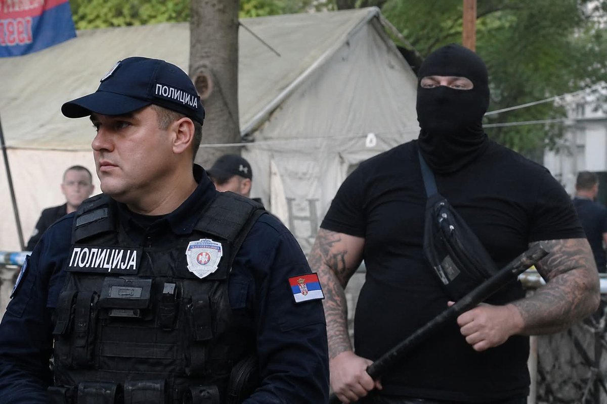 CrnjanskiSr's tweet photo. Savršen prikaz javno-privatnog partnerstva. Jedan brani zakon, drugi brani "biznis", a obojica služe istom gazdi. 
Idila... https://t.co/B0tAagspCU