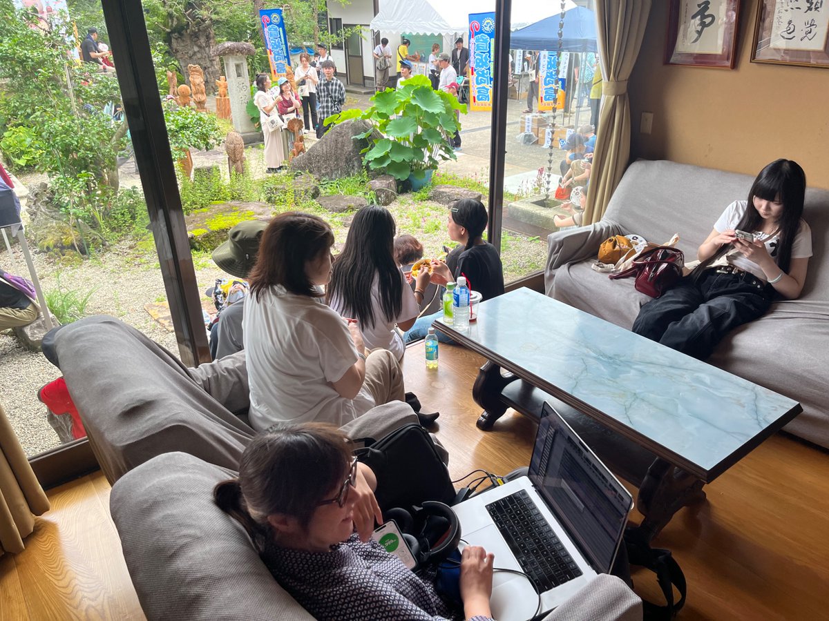 casxtx's tweet photo. 一昨日は青葉市子さんと山形の寺フェスへ。蝉とひぐらしがたくさん鳴く中、音楽と虫の音を混ぜるミキシングをしてきました。ホール公演ならそのホールの響きがあるし、あの場所には虫の声がある。こういうライブが若い頃してみたくて音楽を続けてきたかも、と思える良い時間でした🍃 https://t.co/SfVwydAdA3