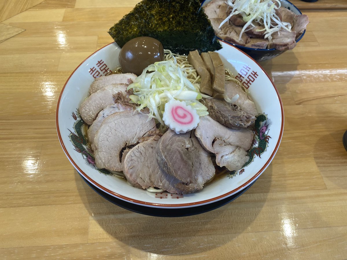 aki1228a's tweet photo. ラーメンおと@館林

秋刀魚節の中華そば　醤油　大盛　チャーシュー　味玉　チャーシュー丼

弥七さんのポスト見てきたー🍜もし見なくてもきてたー🍜
マン毛ボッサリは言うの忘れてた💦いや、照れとか恥ずかしいとかはないんす。平気でこのくらいは言える男子ですからね！
全てが最高に美味かった✨ https://t.co/Zjz3GaIWqG