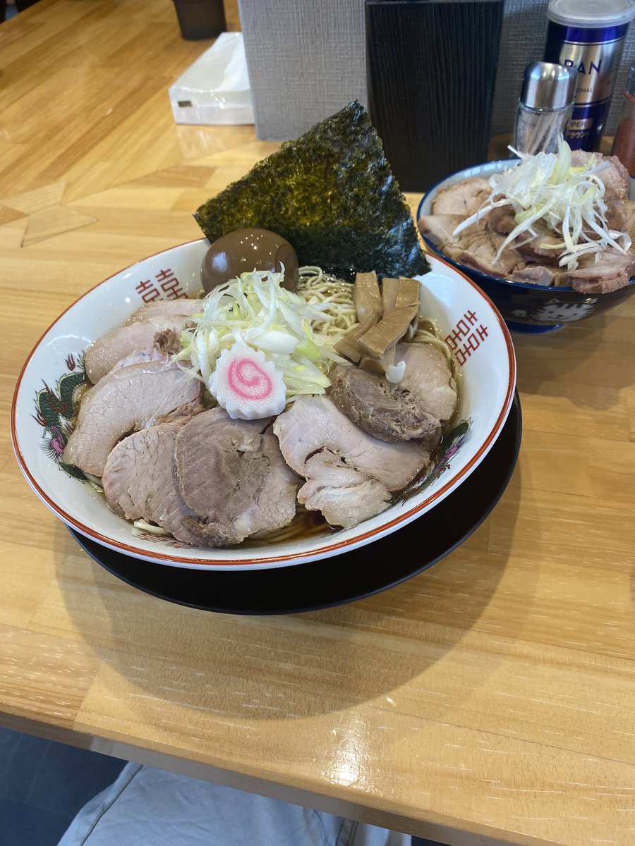 aki1228a's tweet photo. ラーメンおと@館林

秋刀魚節の中華そば　醤油　大盛　チャーシュー　味玉　チャーシュー丼

弥七さんのポスト見てきたー🍜もし見なくてもきてたー🍜
マン毛ボッサリは言うの忘れてた💦いや、照れとか恥ずかしいとかはないんす。平気でこのくらいは言える男子ですからね！
全てが最高に美味かった✨ https://t.co/Zjz3GaIWqG