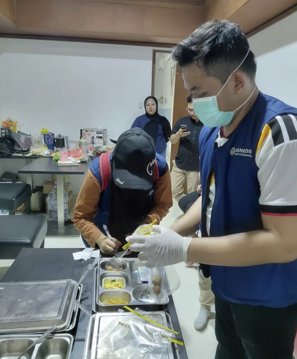 profesor_saham's tweet photo. BREAKING NEWS

BGN suspend SPPG yang ada di semaramg setelah

693 siswa dan 14 guru mengalami keracunan MBG https://t.co/70j60lWzLc