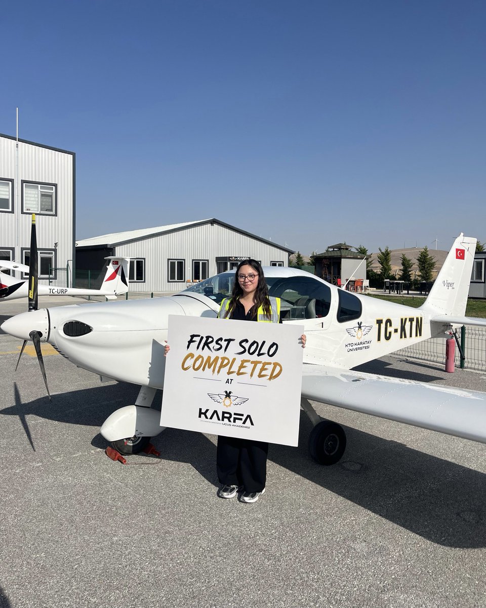 karataypilotaj's tweet photo. İlk yalnız uçuşunu başarıyla tamamlayan öğrencimiz Esra Karakoyun'u tebrik ediyor, başarılarının devamını diliyoruz.✈️👩🏻‍✈️

#KTOKaratayüniversitesi #Pilotaj #PilotajBölümü https://t.co/MHmgScdEF9