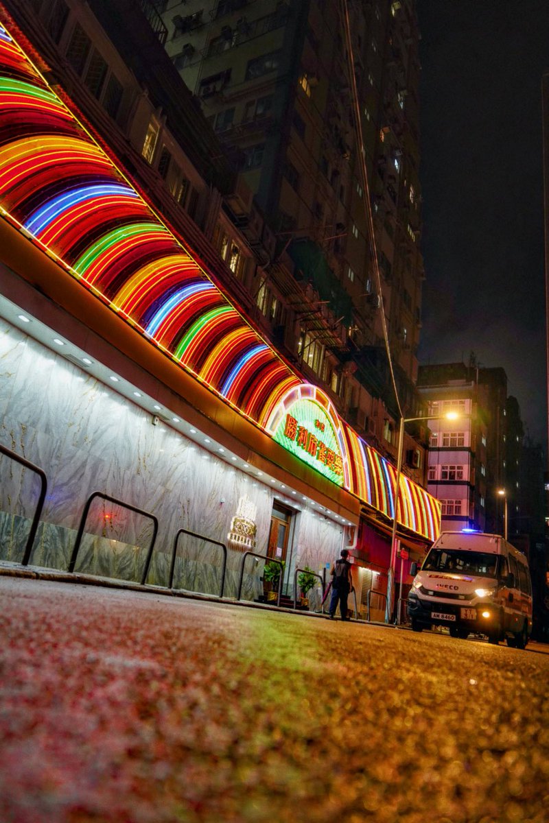 dickiesuzuki's tweet photo. Neon arches cutting through the night like a pulse.
High-rises stacked into the dark, one figure standing still, a van holding the corner light.
This street carries its own rhythm — bright, stubborn, alive against the concrete.

#handsworthrevolution #nightphotography #neonlights https://t.co/Ytbr661LXK