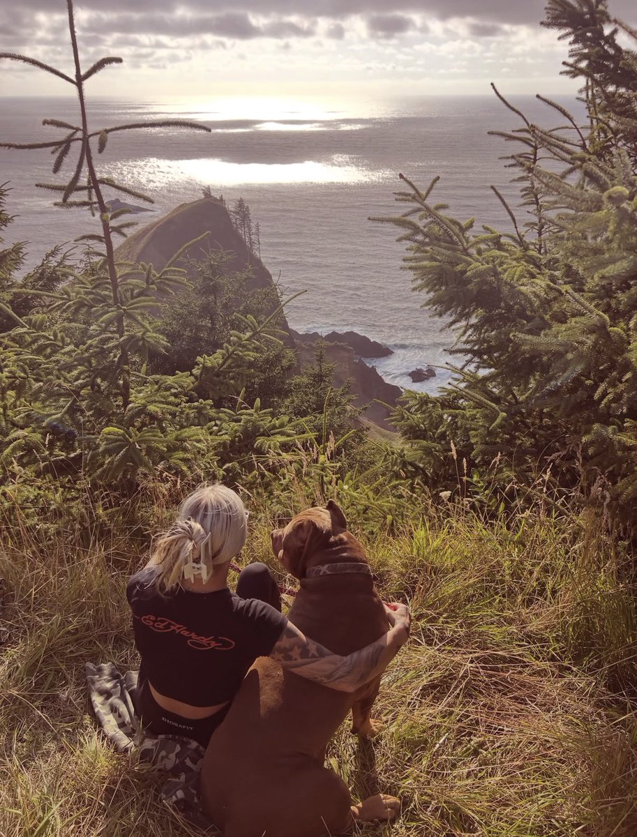 WranglerQueen's tweet photo. RT if you would be mine and Hanks hiking buddy🥰🐶🐾 https://t.co/avxtMkOqBp