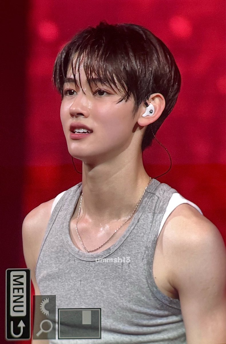 courtiouse's tweet photo. sebelumnya ada fans yang bilang kalau pic 1 tuh mirip banget sama wujud asli seorang eom seonghyeon di real life. katanya seonghyeon tuh aslinya mukanya masih bayi banget.

terus, OP ini bilang kalau pic 2 mirip banget sama seonghyeon di real life. dari interaksinya sama mutualnya, intinya seonghyeon tuh mukanya kecil banget tapi fitur mukanya semuanya tegas dan besar, jadinya fitur mukanya kelihatan menonjol, proporsinya bagus dan ganteng banget. terus kata OP juga, intinya, seonghyeon ini mukanya masih bayi banget kayak anak SMP sampai dia bilang kayaknya orang-orang yang nonton lollapalooza kemarin mikir, “kok anak SMP udah jago banget, sih?”

seonghyeon bayiii 😭🤏

#seonghyeon #성현