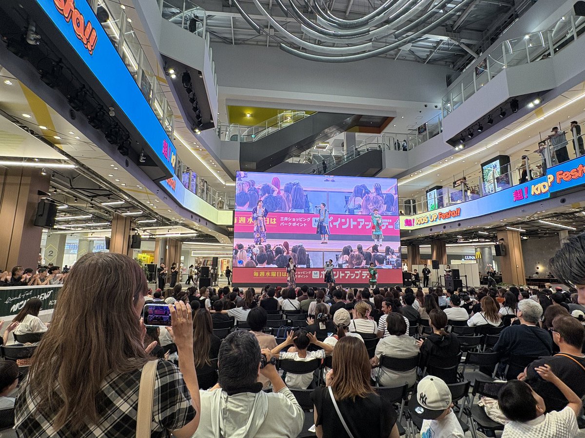 KOBEkiyomoritai's tweet photo. すんごい人！
オープニングアクト終えまして、次は15時頃よらはトークに出演！
子供達のパフォーマンスをお楽しみくださりませ〜
＃清盛隊
＃ららぽーと堺 https://t.co/KzR6DiGhYE