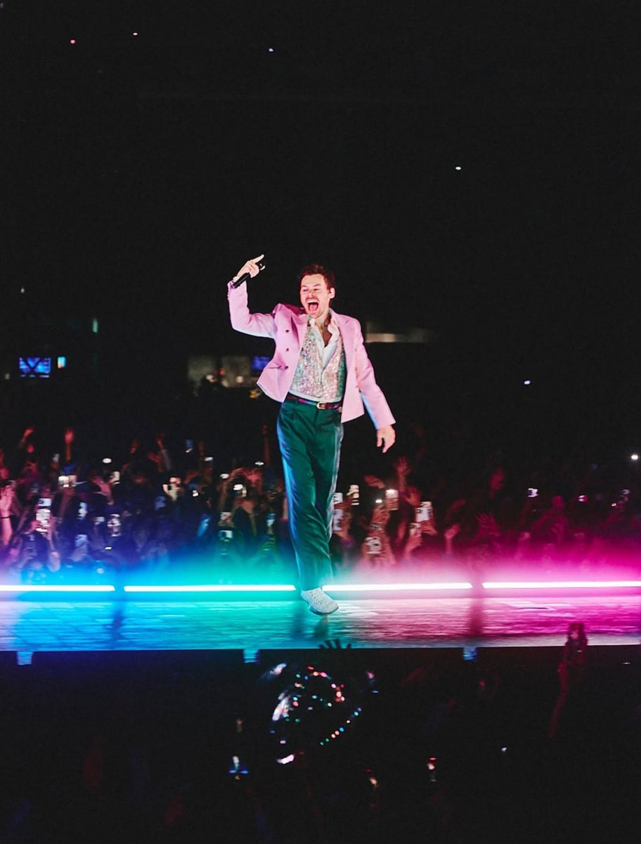 HarryMexOficial's tweet photo. Harry Lambert publicó el outfit Dior que Harry usó en el primer show de CDMX! 🩷🤍
📸Anthony Pham https://t.co/mZMB6My85l