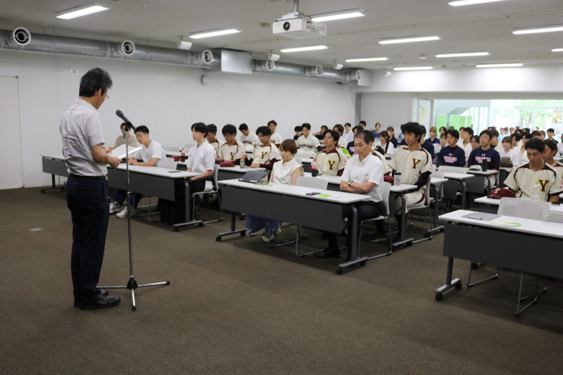 YCUgakusei's tweet photo. 7/31(金)に関東甲信越大学体育大会 壮行式を開催!
大会に向けて決意を新たにした選手たちへ、会場からたくさんのエールが送られました。
チアリーダー部による力強いエールも選手たちの背中を後押し!日頃の練習の成果を発揮し、一人ひとりが輝く大会となることを願っています!
#YCU #壮行式 https://t.co/Cre6GziUeE