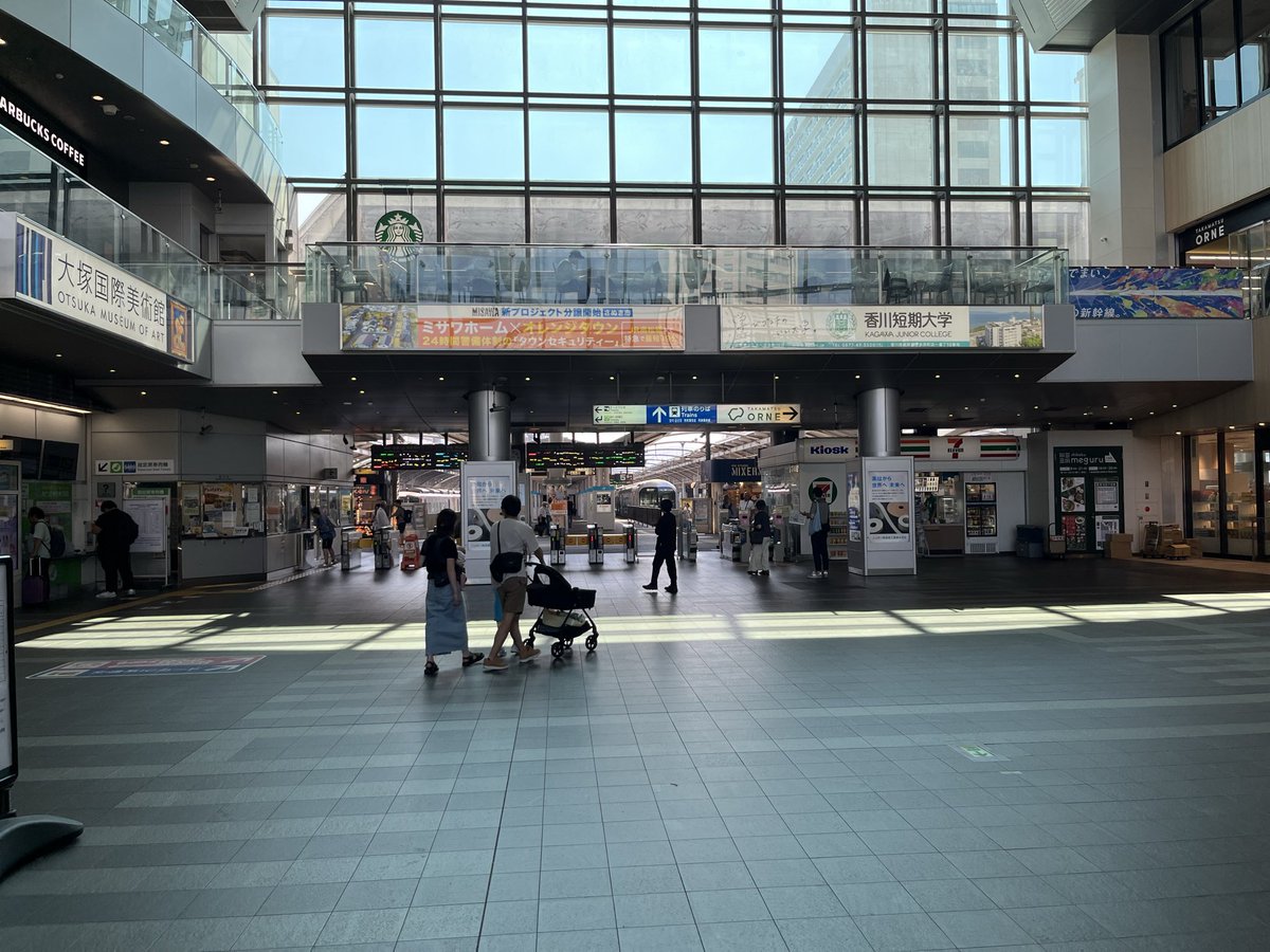 reki_dmp's tweet photo. 高松駅入ったらすぐ電車があって、ターミナルって感じがして好き https://t.co/zb67aOb62N