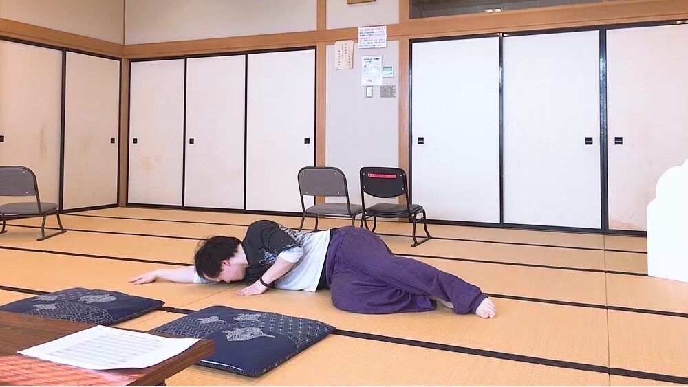 aizennya's tweet photo. こんにちは☀️

エンジンかける中のひとです🍆

愛染屋では、過去公演の写真をお届けしています🎭✨

本日はこちら、『まれびとの森 〜約束の場所〜』です🐶🐱🦊🐺🌳❗️
2019年4月上演😄💓

「彼女の【約束】とは」

稽古写真です🐾🚢

#愛染屋過去公演 https://t.co/rJ8CHiiBs7
