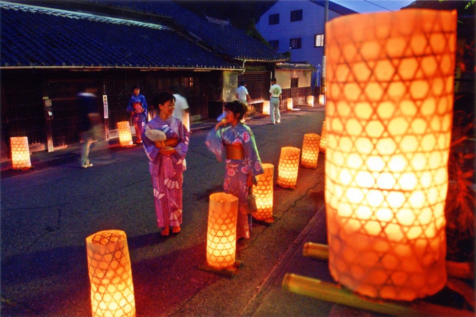 AichiNow_jp's tweet photo. 8/8(土)～15(土)
たんころりんの夕涼み＜#豊田市＞
https://t.co/WXwVpB2Lxp
昔ながらの重伝建の町並みに、手作りの行灯「たんころりん」が約1,000個並び、やわらかな灯りが幻想的な景色を演出します。浴衣姿での散策や写真撮影にもぴったりで、どこを切り取っても絵になる風景が広がります。 https://t.co/sg9WqUMBm1