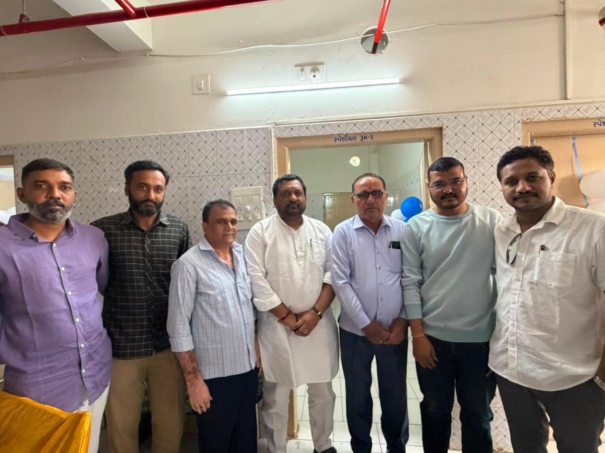 Kiritbhai_Patel's tweet photo. 📍કેશોદ 
આજરોજ મારુતિ હોસ્પિટલના ભવ્ય મંગલ પ્રારંભ પ્રસંગે ઉપસ્થિત રહેવાનો સૌભાગ્ય પ્રાપ્ત થયો.
પરમ કૃપાળુ શ્રીનાથજી બાવાના આશીર્વાદથી કેશોદ ખાતે શરૂ થયેલ મારુતિ હોસ્પિટલના મંગલ પ્રારંભ સમારોહમાં ઉપસ્થિત રહી આયોજકોને શુભેચ્છાઓ પાઠવવાનો અવસર મળ્યો.
આધુનિક સુવિધાઓથી સજ્જ હોસ્પિટલ દ્વારા કેશોદ તથા આસપાસના વિસ્તારના નાગરિકોને ગુણવત્તાસભર અને સમયસર આરોગ્ય સેવાઓ ઉપલબ્ધ થશે, જે સમગ્ર વિસ્તાર માટે એક મહત્વપૂર્ણ અને આવકારદાયક પહેલ છે.
આ નવપ્રસ્થાન સતત પ્રગતિના શિખરો સર કરે અને સમાજને ઉત્તમ આરોગ્ય સેવા પ્રદાન કરે તેવી હાર્દિક શુભકામનાઓ.
જય શ્રીનાથજી. 🙏