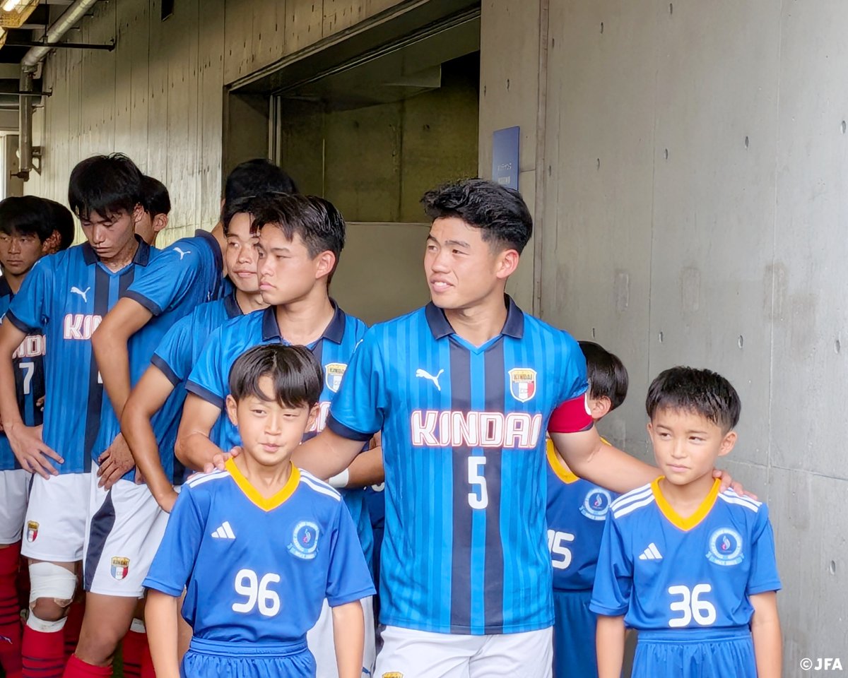 JFA's tweet photo. \\静岡学園高校が初優勝🥇//
🏆令和8年度全国高等学校総合体育大会サッカー競技大会 男子

8.1(土)に令和8年度全国高等学校総合体育大会 サッカー競技大会男子の決勝戦を福島県双葉郡広野町のJヴィレッジスタジアムで開催しました。

決勝の対戦カードは近畿大学附属高校(大阪)対静岡学園高校(静岡)。
どちらが勝利しても初優勝の対決は、後半アディショナルタイム終了間際に劇的な決勝ゴールを決めた静岡学園高校が、見事初優勝に輝きました✨

⚔️決勝
🗓8.1(土) ⌚12:30
🏟Jヴィレッジスタジアム(福島県)

近畿大学附属高校 1-2(前半1-1、後半0-1) 静岡学園高校

⚽得点
19分 泉新(静岡学園)
30分 藤川澄生(近畿大学附属)
70+5分 沢井翼(静岡学園)

【最終結果】
🥇優勝：静岡学園高校
🥈準優勝：近畿大学附属高校
🥉第3位：大津高校(熊本)、滝川第二高校(兵庫)
🎖フェアプレー賞：滝川第二高校(兵庫)
👥優秀選手：32名
田邉匠真、小田切颯佑、保延昭良、林奏汰、半田怜也、坂本健悟(静岡学園高校)
藤川澄生、金光哲平、中澄恵大、森一翔、久下彬(近畿大学附属高校)
大久保蒼真、大槻飛孝、奥村翼、波多野蒼大(滝川第二高校)
渡部友翔、小森太斗、芋生陵、山本翼、西本瑛司(大津高校)
萩原慶、エヒギェ翔音オサギオドゥワ(桐光学園高校)
高岸縁、吉崎太珠(日章学園高校)
オニブチジデオフォー太郎(旭川実業高校)        
森蒼汰(桐蔭学園高校)
花城瑛汰(神村学園高校)
藤井サリュー(山梨学院高校)
飯島碧大(昌平高校)
岩田将英(富山第一高校)
内海心太郎(鹿島学園高校)
山本将吾(山形明正高校)

監督コメント💬
🗣️川口修(静岡学園高校)
「チームは怪我人も多く、満身創痍でしたが選手は本当によく頑張ってくれたと思います。
普段の練習の取り組みからも人間性が素晴らしく、仲間思いの選手たちでチームが一丸となって戦えたことが勝利の要因だったと思います。
ゲームの内容があまりよくなかったので、しっかり強化して静学らしい中身で選手権、リーグ戦と頑張って戦いたいです」

選手コメント💬
🗣️坂本健悟(静岡学園高校/キャプテン)
「ここまで家族が支えてくれたからこそ今の自分があると思っているので、本当に感謝の気持ちを伝えたいです。
今のチームは団結力のあるチームで、まずはインターハイ日本一という目標を立てていて、達成できたことは良かったと思います。
自分は得点王になることもできて素直にうれしいです。これだけに満足せずに、リーグ戦・選手権に向けてもう一度頂点に立てるように頑張っていきたいです」

🗣️沢井翼(静岡学園高校)
「決勝ゴールはうまくカットインをして冷静に決めることができ、チームを優勝させることができてよかったです。
やりたいことをやらせてくれている家族には感謝の気持ちでいっぱいです。
将来は日本代表に入り、ワールドカップで優勝へ導くような選手になりたいです」

前日の準決勝には、被災した熊本を応援する応援旗を作成した地元の高校生(福島成蹊高校サッカー部)が応援に駆けつけました。

大会情報はこちら⏬
https://t.co/H0JJDfZrrS

#jfa #高校サッカー