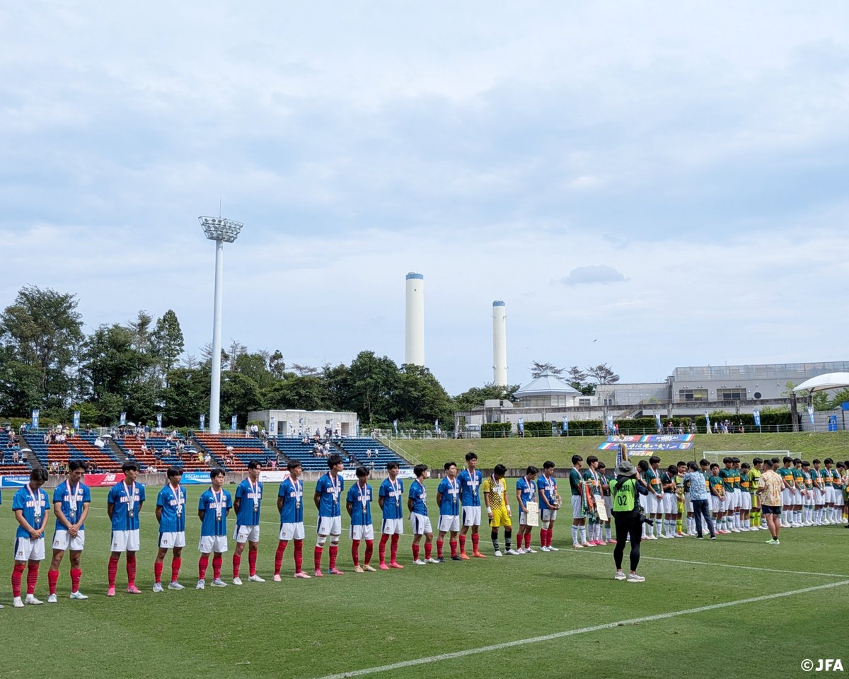 JFA's tweet photo. \\静岡学園高校が初優勝🥇//
🏆令和8年度全国高等学校総合体育大会サッカー競技大会 男子

8.1(土)に令和8年度全国高等学校総合体育大会 サッカー競技大会男子の決勝戦を福島県双葉郡広野町のJヴィレッジスタジアムで開催しました。

決勝の対戦カードは近畿大学附属高校(大阪)対静岡学園高校(静岡)。
どちらが勝利しても初優勝の対決は、後半アディショナルタイム終了間際に劇的な決勝ゴールを決めた静岡学園高校が、見事初優勝に輝きました✨

⚔️決勝
🗓8.1(土) ⌚12:30
🏟Jヴィレッジスタジアム(福島県)

近畿大学附属高校 1-2(前半1-1、後半0-1) 静岡学園高校

⚽得点
19分 泉新(静岡学園)
30分 藤川澄生(近畿大学附属)
70+5分 沢井翼(静岡学園)

【最終結果】
🥇優勝：静岡学園高校
🥈準優勝：近畿大学附属高校
🥉第3位：大津高校(熊本)、滝川第二高校(兵庫)
🎖フェアプレー賞：滝川第二高校(兵庫)
👥優秀選手：32名
田邉匠真、小田切颯佑、保延昭良、林奏汰、半田怜也、坂本健悟(静岡学園高校)
藤川澄生、金光哲平、中澄恵大、森一翔、久下彬(近畿大学附属高校)
大久保蒼真、大槻飛孝、奥村翼、波多野蒼大(滝川第二高校)
渡部友翔、小森太斗、芋生陵、山本翼、西本瑛司(大津高校)
萩原慶、エヒギェ翔音オサギオドゥワ(桐光学園高校)
高岸縁、吉崎太珠(日章学園高校)
オニブチジデオフォー太郎(旭川実業高校)        
森蒼汰(桐蔭学園高校)
花城瑛汰(神村学園高校)
藤井サリュー(山梨学院高校)
飯島碧大(昌平高校)
岩田将英(富山第一高校)
内海心太郎(鹿島学園高校)
山本将吾(山形明正高校)

監督コメント💬
🗣️川口修(静岡学園高校)
「チームは怪我人も多く、満身創痍でしたが選手は本当によく頑張ってくれたと思います。
普段の練習の取り組みからも人間性が素晴らしく、仲間思いの選手たちでチームが一丸となって戦えたことが勝利の要因だったと思います。
ゲームの内容があまりよくなかったので、しっかり強化して静学らしい中身で選手権、リーグ戦と頑張って戦いたいです」

選手コメント💬
🗣️坂本健悟(静岡学園高校/キャプテン)
「ここまで家族が支えてくれたからこそ今の自分があると思っているので、本当に感謝の気持ちを伝えたいです。
今のチームは団結力のあるチームで、まずはインターハイ日本一という目標を立てていて、達成できたことは良かったと思います。
自分は得点王になることもできて素直にうれしいです。これだけに満足せずに、リーグ戦・選手権に向けてもう一度頂点に立てるように頑張っていきたいです」

🗣️沢井翼(静岡学園高校)
「決勝ゴールはうまくカットインをして冷静に決めることができ、チームを優勝させることができてよかったです。
やりたいことをやらせてくれている家族には感謝の気持ちでいっぱいです。
将来は日本代表に入り、ワールドカップで優勝へ導くような選手になりたいです」

前日の準決勝には、被災した熊本を応援する応援旗を作成した地元の高校生(福島成蹊高校サッカー部)が応援に駆けつけました。

大会情報はこちら⏬
https://t.co/H0JJDfZrrS

#jfa #高校サッカー