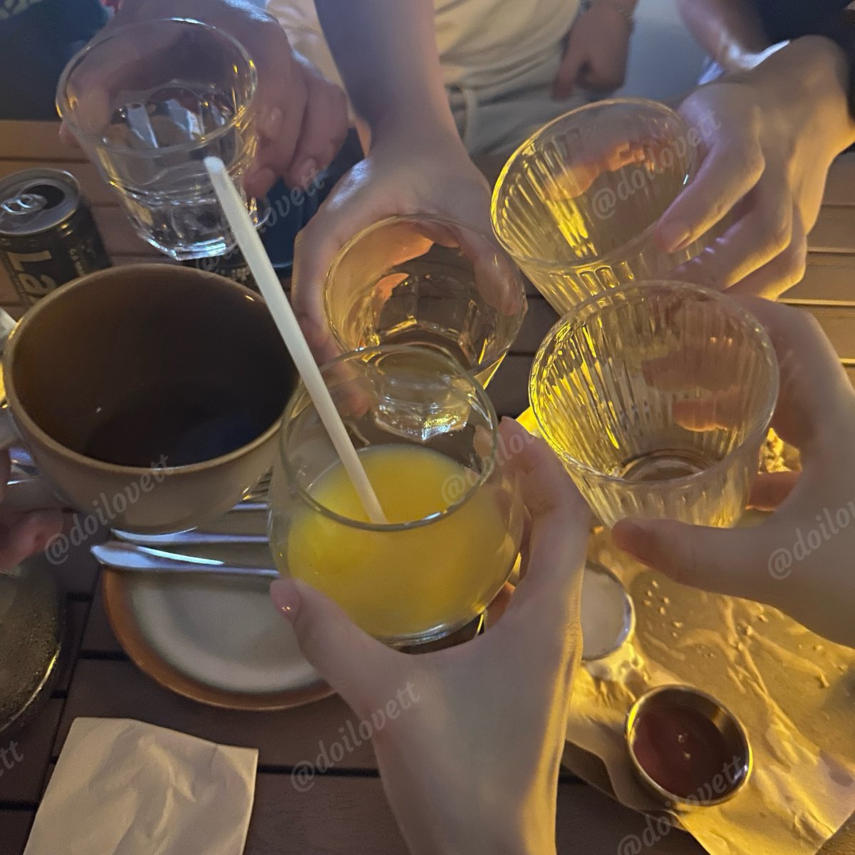 doilovett's tweet photo. 昨晚跟老朋友@BG7_seven 面基一对新朋友，边聊边喝，我们俩酒量太菜了，一点点威士忌就把我俩放倒了！新朋友酒量很不错！最后三个大男人都被对象扶着回家的🤣 https://t.co/s9vaLLXk55