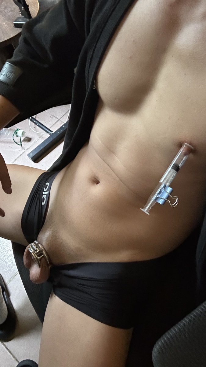 WnZhi_EZ's tweet photo. 回到家之后 又开始折腾乳头
吸着吸着 怎么感觉下面下垂感那么强
一掏出来看 蛋蛋怎么变成这样了
越来越无脑了 非得把自己开发到极致才肯罢休吗 https://t.co/9m27AteTWJ