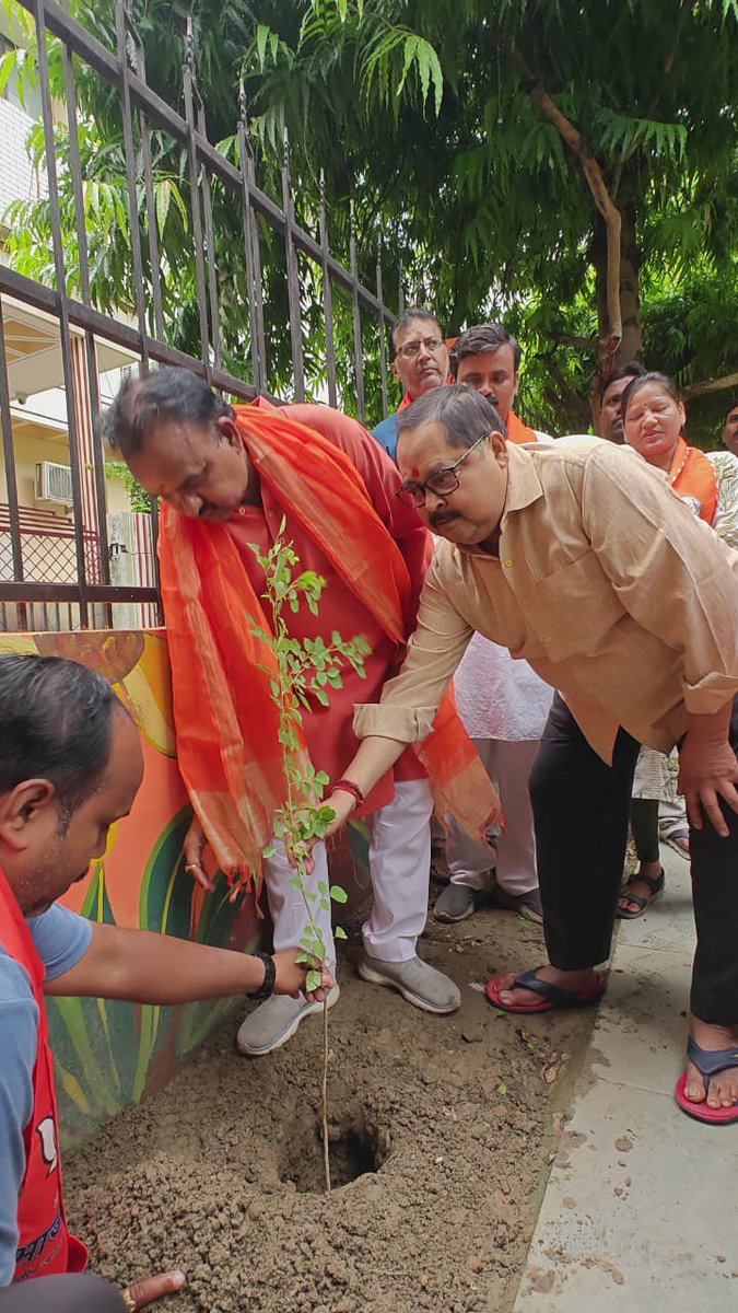 NeelkanthAd's tweet photo. 76 दिवसीय वार्ड प्रवास का 16 दिन ।
निर्वाचन क्षेत्र के चेतगंज वार्ड में स्वच्छता,जनसंवाद, भ्रमण, एवं वृक्षारोपण किया गया । लोगों द्वारा बताए गए समस्या के संबंध में साथ चल रहे अधिकारियों को तुरंत निस्तारण हेतु कहा गया ।
#WardPrawasPart4 @blsanthosh https://t.co/Qi9WoioNCa