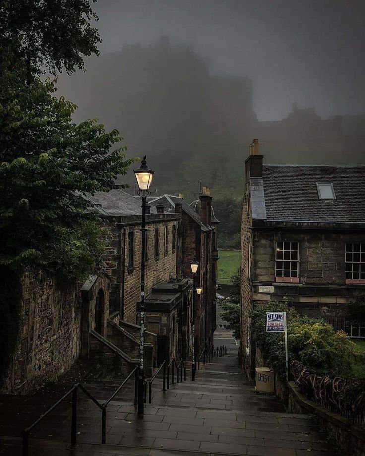 earthwhisperss's tweet photo. Rainy day in Edinburgh 🏴󠁧󠁢󠁳󠁣󠁴󠁿 https://t.co/i11kPM0fVg