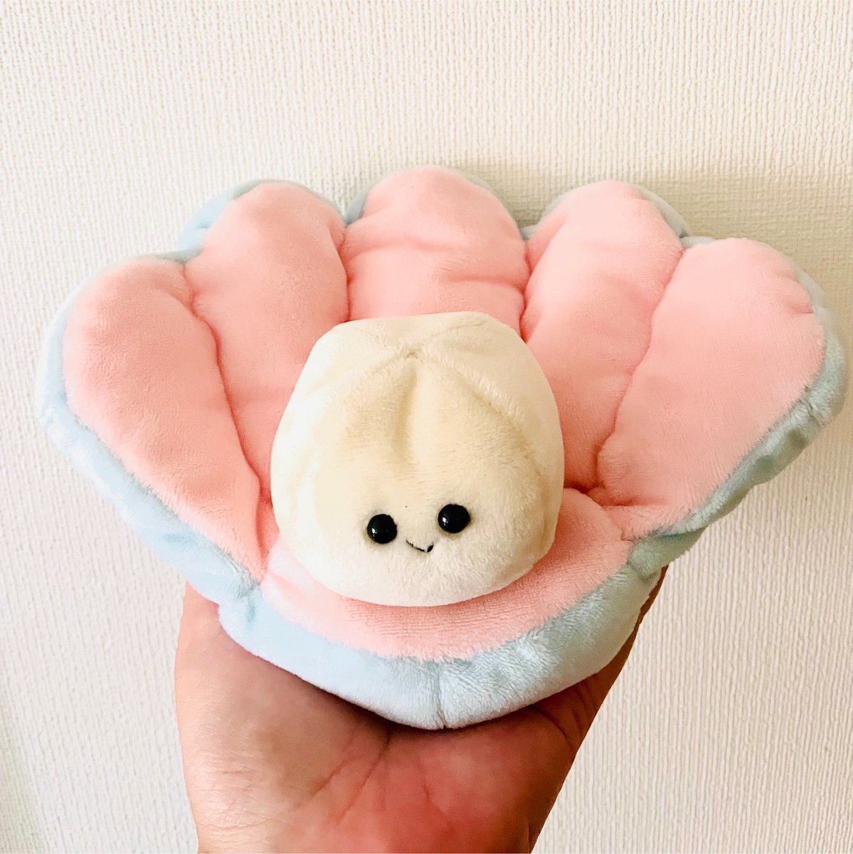 mi33728windy's tweet photo. ごまぷちさんからしんじゅさんお迎えいたしました✨！見た目もですが説明文もみたときに私だ！って瞬時に感じその直感でお迎えすぐさましましたがお迎えをして良かったと思っています。この度も素敵なご縁ありがとうございました🙂‍↕️💖めっちゃ可愛い！ふわふわです🥹🪽🐚💖 https://t.co/yO9QCf4AWG