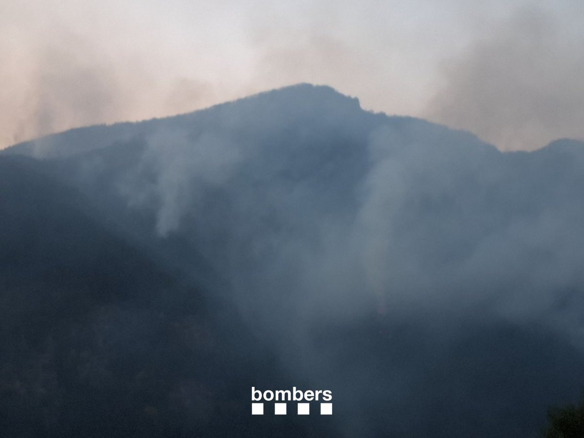 bomberscat's tweet photo. Aquest matí, està previst que s'incorporin 4 mitjans aeris #MAER a l'IFSenet, amb personal helitransportat del #GRAF i #EPAF.

A la nit, hem estat monitoritzant l'incendi des de la carretera amb una dotació del Pont de Suert i GRAF.

📷 Imatge de les 06.30h https://t.co/NdZ7rLQzno