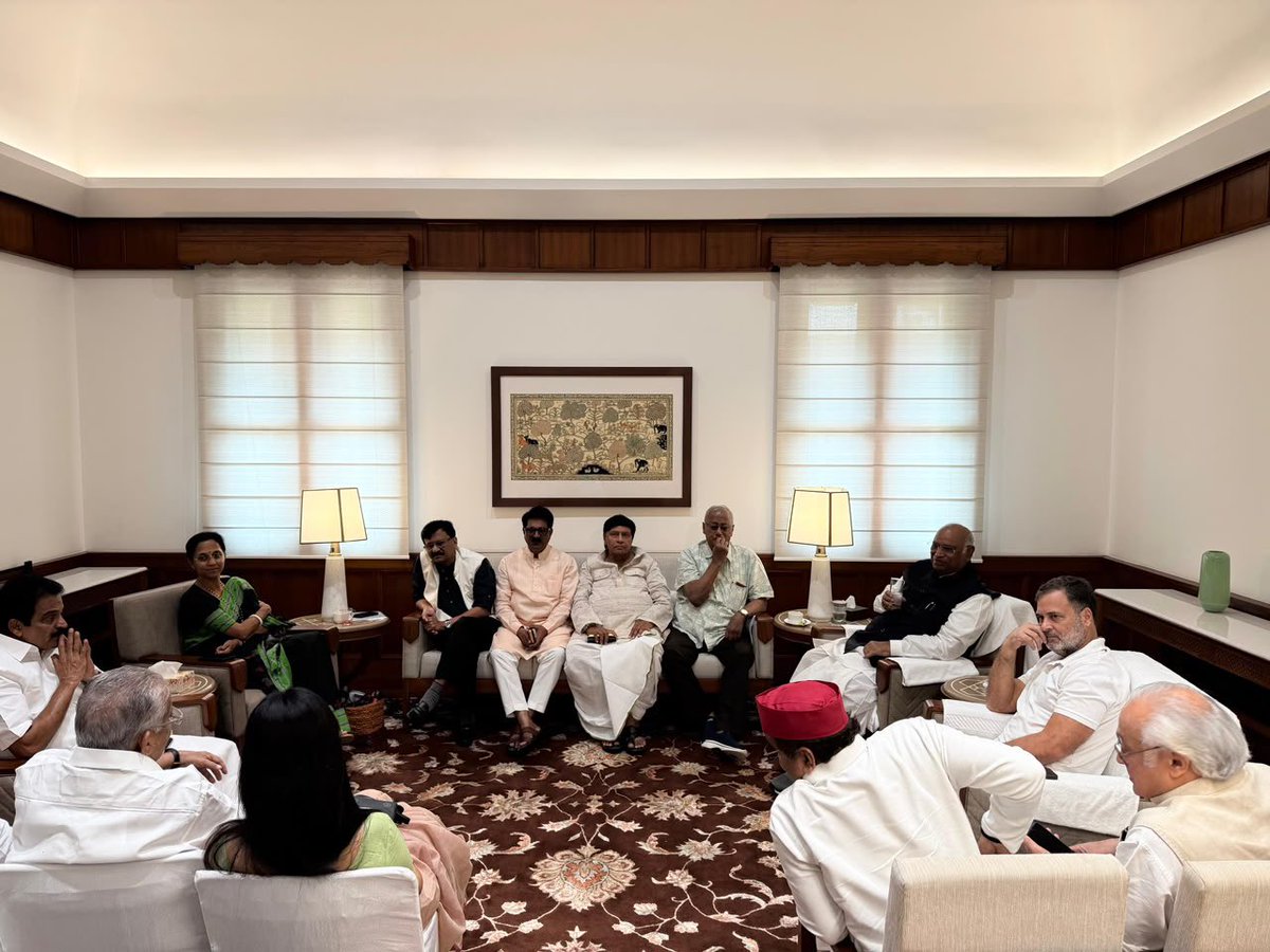 CongressSevadal's tweet photo. इंडिया गठबंधन के नेताओं ने कांग्रेस अध्यक्ष एवं राज्यसभा में नेता प्रतिपक्ष श्री @kharge जी के कक्ष में बैठक की जिसमें लोकसभा में नेता प्रतिपक्ष श्री @RahulGandhi भी मौजूद रहे।

📍 नई दिल्ली https://t.co/bSPgBTebNH